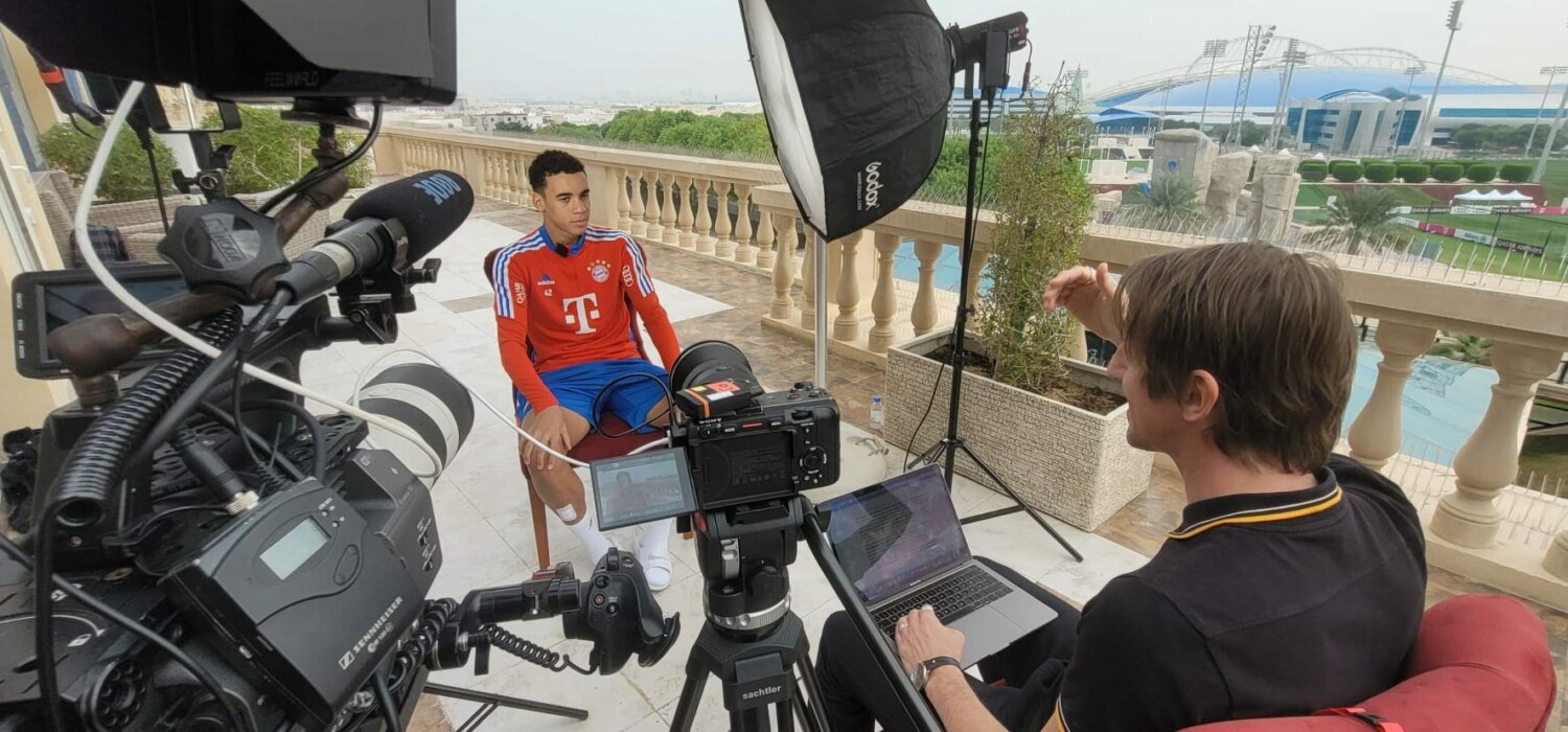 TV Moderation Toni Tomic - SKY-Kommentator und Premier-League-Experte, mit Jamal Musiala vom FC Bayern München