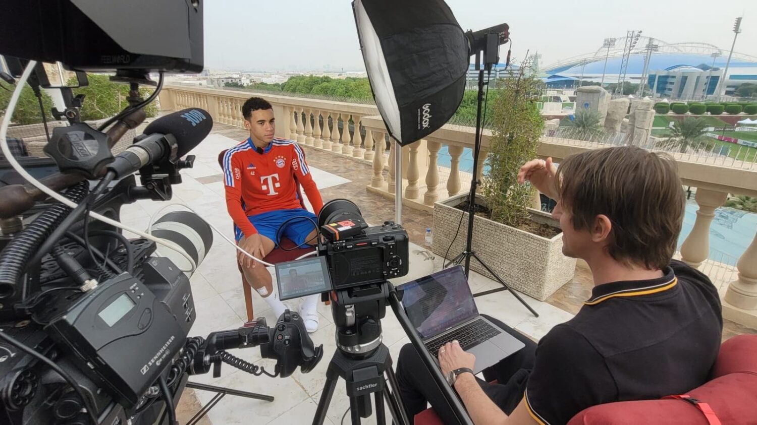 TV Moderation Toni Tomic - SKY-Kommentator und Premier-League-Experte, mit Jamal Musiala vom FC Bayern München