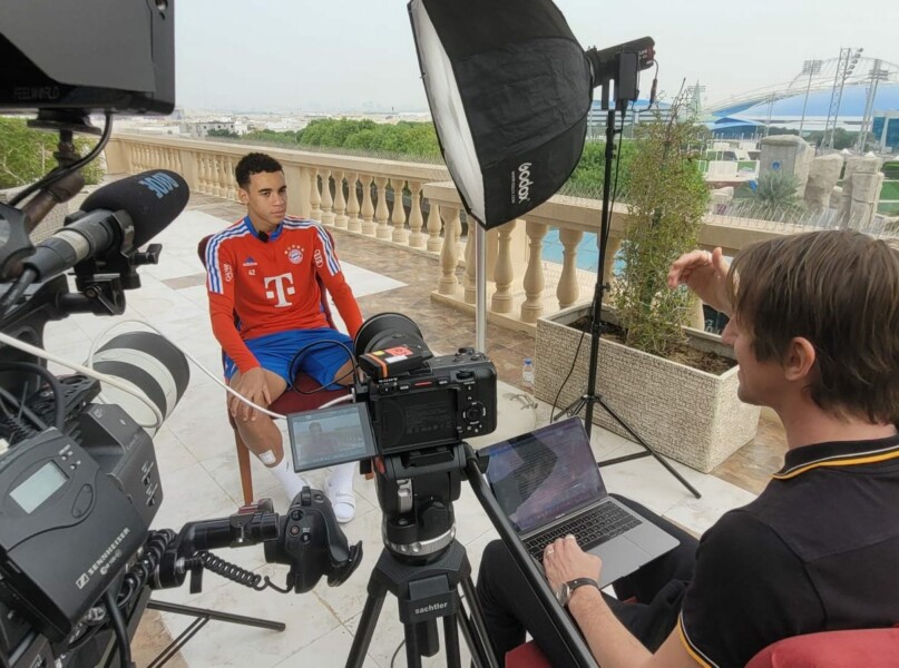TV Moderation Toni Tomic - SKY-Kommentator und Premier-League-Experte, mit Jamal Musiala vom FC Bayern München