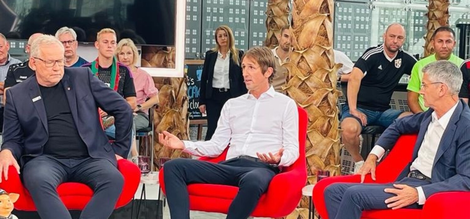 TV Moderator - Toni Tomic - Fußball-Bundesliga - Interview mit Gästen