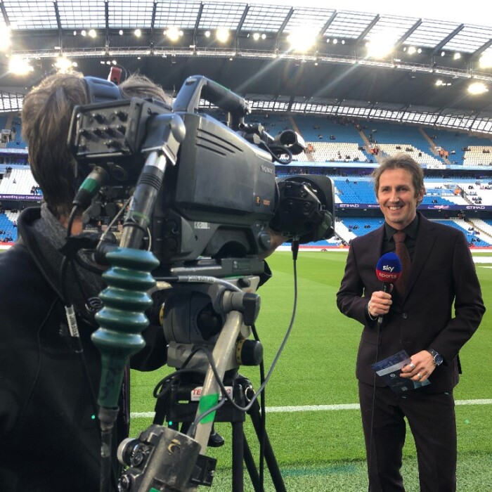 TV Moderator und Sky-Experte Toni Tomic - Moderation im Fußball-Stadion vor der Kamera