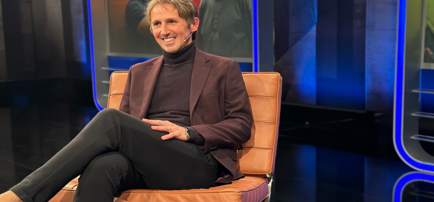 Moderator & Sky-Experte Toni Tomic im Studio - live Moderation in München