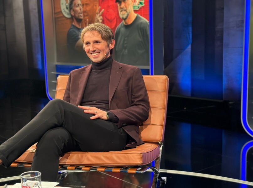 Moderator & Sky-Experte Toni Tomic im Studio - live Moderation in München