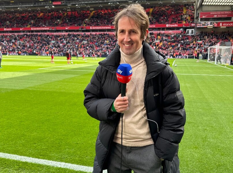 TV-Moderation im Fussballstadion - Sky-Moderator Toni Tomic live im TV