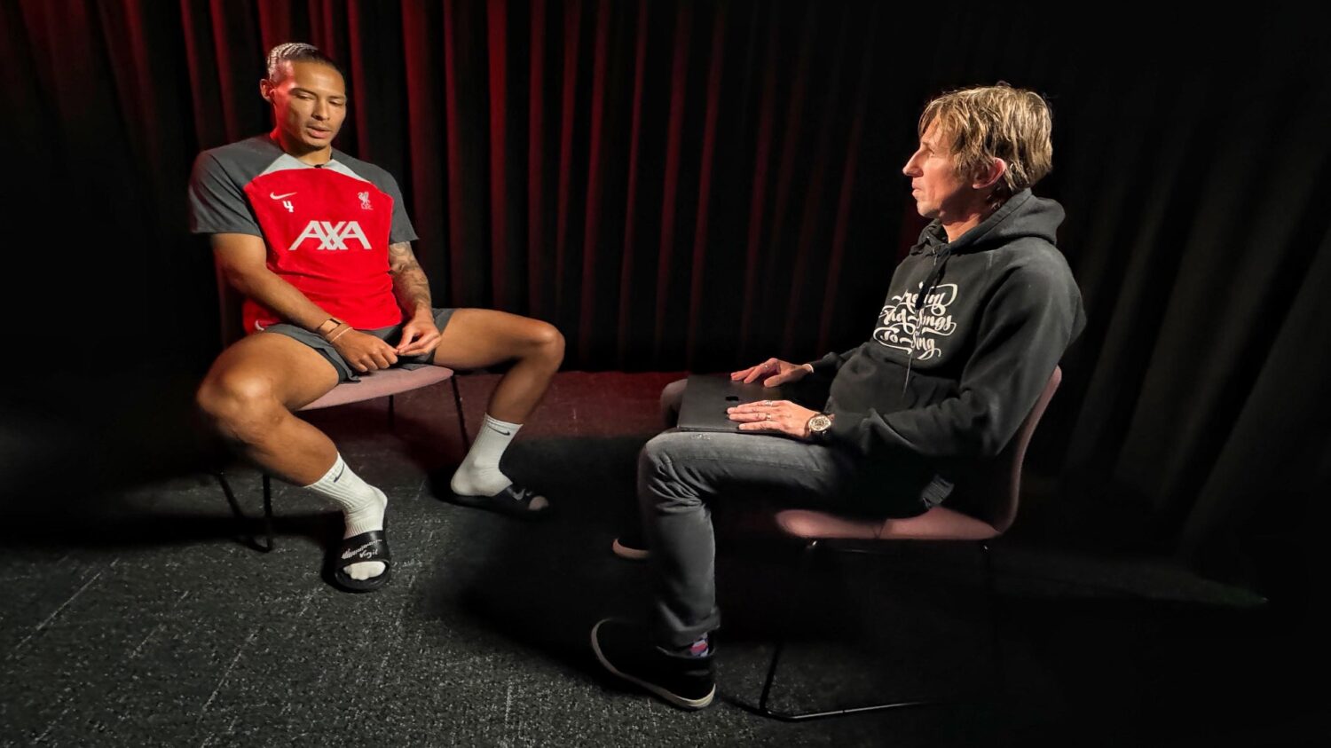 TV-Moderator Toni Tomic im Fussball Interview im Studio